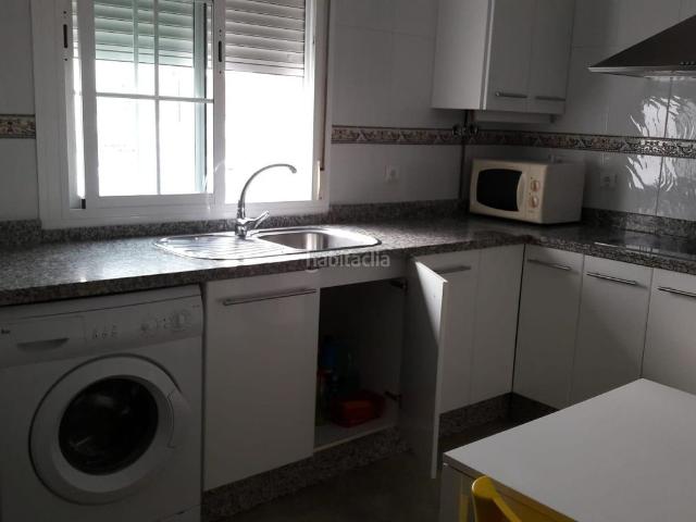 Piso en venta en Dos Hermanas, El Arenal La Pólvora. Piso SEMINUEVO en Dos Hermanas, zona Centro Isaac Peral, consta de 3 habitaciones, 2 baños completos y trastero. La zona cuenta c. Pisos Dos.