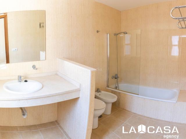 Piso en venta en Dos Hermanas, La Motilla Fuente del Rey. Chalet pareado de 245 m con 4 dormitorios y garaje en Corona Boreal, Dos Hermanas. Pisos Dos.