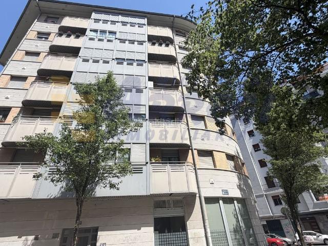 Piso en venta en Eibar. Amplia vivienda de 3 dormitorios con balcón en pleno centro de Eibar. Pisos.