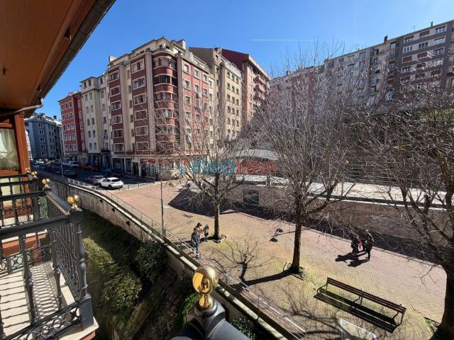 Piso en venta en Eibar. Exclusiva vivienda en pleno corazón de Eibar Calle Fermín Calbeton. Pisos.