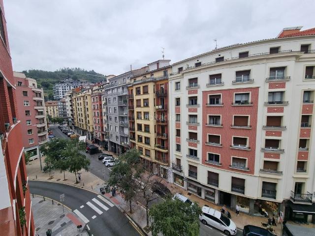 Piso en venta en Eibar. En Exclusiva. Amplia vivienda en el centro. Pisos.
