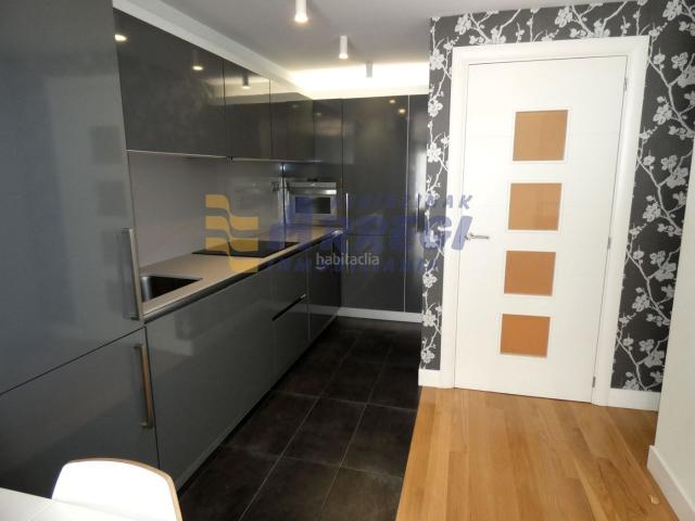Piso en venta en Eibar. Estupendo Apartamento en el Centro de Eibar con Terraza y Garaje. Pisos.