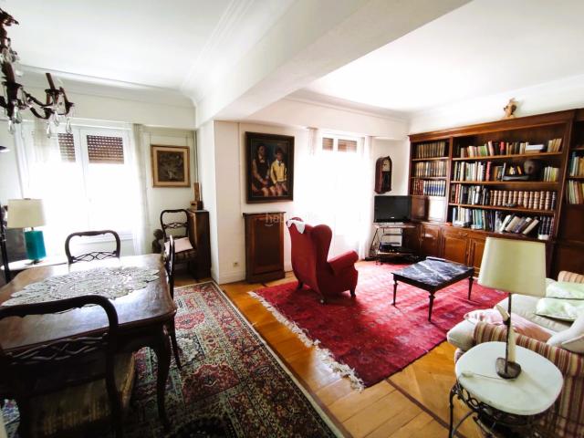 Piso en venta en Eibar. Para entrar a vivir. Soleada,4 habitaciones, salón, cocina, 2 baños, 2 balcones, despensa. Calefacción. Ascensor. Trastero. Pisos.