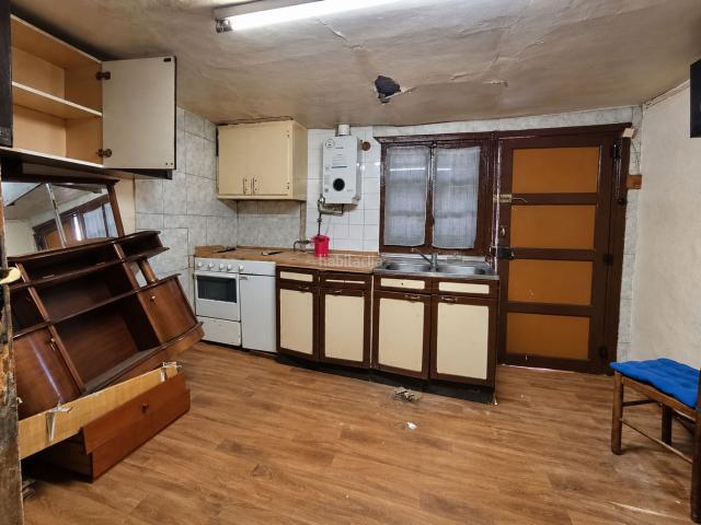 Piso en venta en Eibar. Piso de 3 habitaciones con muchas posibilidades para crear tu hogar. Pisos.