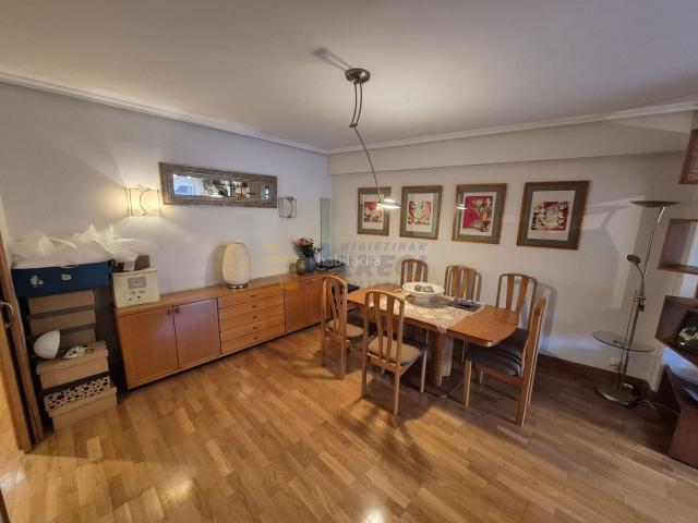 Piso en venta en Eibar. Piso de 3 habitaciones con terraza, garaje y trastero junto al centro de Eibar. Pisos.