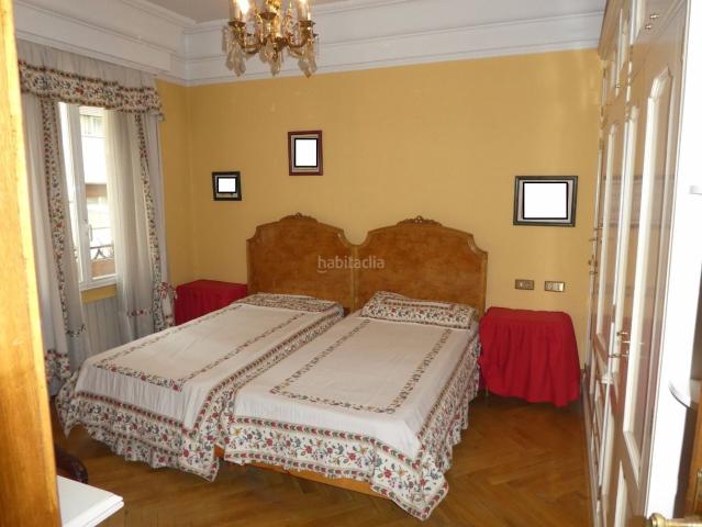 Piso en venta en Eibar. Soleada,luminosa.4 habitaciones, salón, cocina, 2 baños y balcón. Calefacción. Ascensor. Trastero. Bodega. Pisos.
