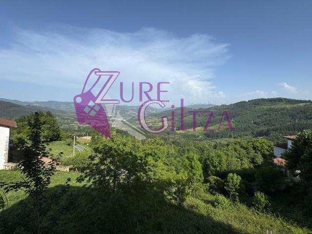 Piso en venta en Elgeta. Piso en venta en Elgeta 3 dormitorios, 2 baños, amueblado, calefacción a gas, cocina independiente y suelo de tarima. Ven a visita. Pisos.