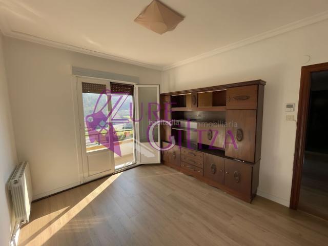 Piso en venta en Elorrio. Piso reformado de 3 habitaciones y 76 m, orientación este y vistas despejadas. Una oportunidad única en Elorrio!. Pisos.