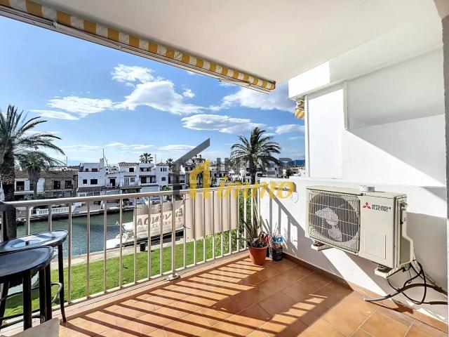 Apartamento en venta en Empuriabrava, Moxó Sant Mori Costa Brava. Apartamento con terraza y vista al canal Poblat Típic, Empuriabrava. Apartamentos.