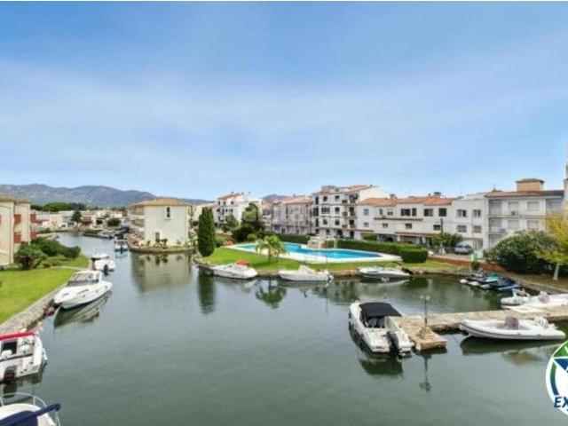 Piso en venta en Empuriabrava, Port Banyuls Port Alegre Port Empordà Costa Brava. Apartamento con vistas al canal y con piscina, parking y amarre comunitarios. Pisos.