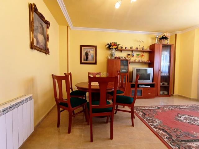 Piso en venta en Entrena. Está buscando un hogar amplio y acogedor? Este es el momento perfecto para adquirir un magnífico piso en la encantadora localidad. Pisos.