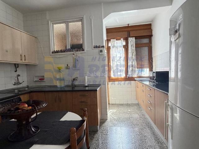Piso en venta en Ermua. Amplia y luminosa vivienda en pleno casco histórico con ascensor y 2 balcones. Pisos.