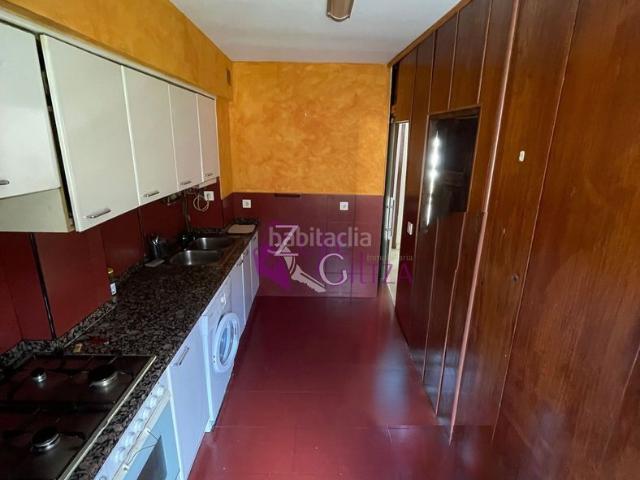 Piso en venta en Eskoriatza. Piso de 2 dormitorios y 1 baño en buen estado. Amplia terraza de 18 m y orientación sureste. Ideal para disfrutar de la luz natura. Pisos.