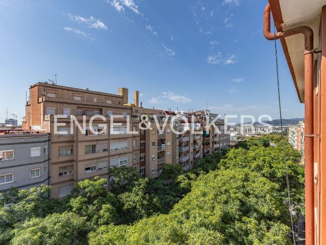 Piso en venta en Esplugues de Llobregat, El Gall. Acogedor apartamento renovado con balcón sur en Esplugues de Llobregat. Pisos Esplugues de.