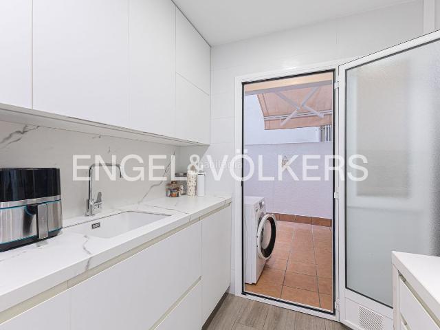 Piso en venta en Esplugues de Llobregat, La Plana. Acogedor piso reformado de 3 habitaciones con balcón en Esplugues. Pisos Esplugues de.