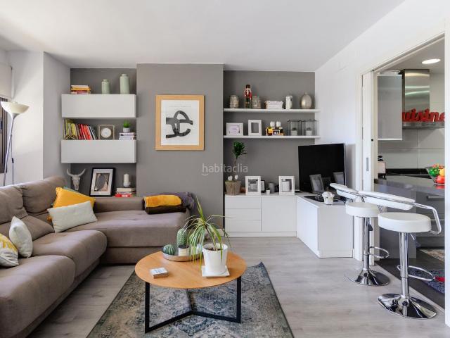 Piso en venta en Esplugues de Llobregat, La Plana. Exclusiva vivienda totalmente exterior, con vistas impresionantes y una acogedora reforma, en uno de los edificios más emblemático. Pisos Esplugues.