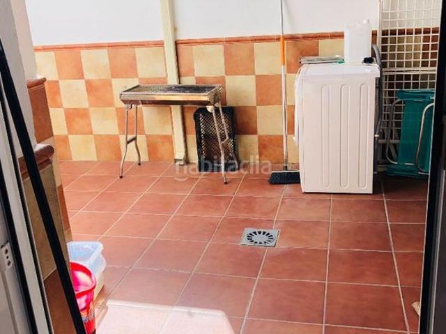 Piso en venta en Fuente Palmera. Piso con entrada independiente, todo exterior. De 3 dormitorios, 2 baños, cocina amueblada, amplio patio y salón. Pisos Fuente.