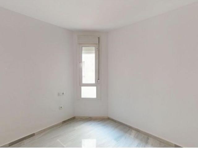 Piso en venta en Fuengirola a 500m de la playa, dos dormitorios, terraza
