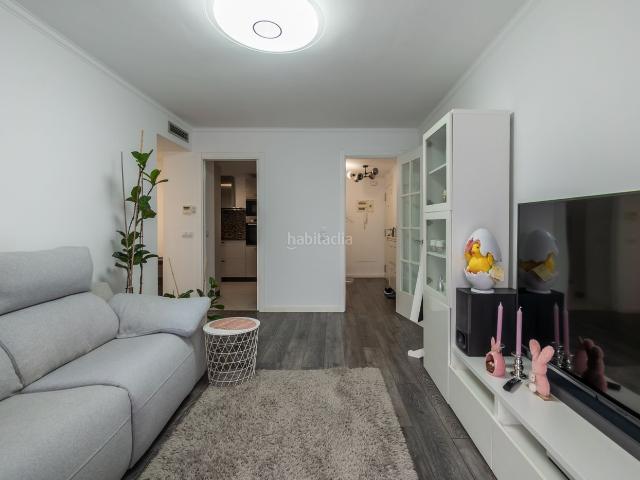Piso en venta en Figueres, Carretera de Roses Fossos. ¡Tu nuevo hogar te espera en Figueres! Moderno, luminoso y listo para entrar a vivir. Pisos.