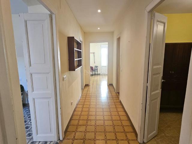 Piso en venta en Figueres, Centre. Vive el auténtico encanto del centro histórico de Figueres con la amplitud que siempre has buscado. Pisos.