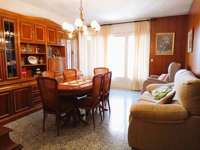 Piso en venta en Figueres, Creu de la Mà. Piso en venta Calle Pere III tres habitaciones. Pisos.