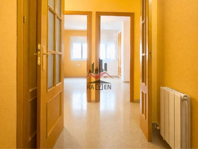 Piso en venta en Figueres, Creu de la Mà. Amplio piso familiar con piscina en zona residencial de Figueres. Pisos.