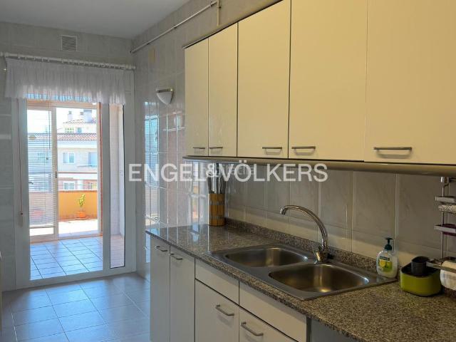 Piso en venta en Figueres, Creu de la Mà. Piso con gran balcón y piscina comunitaria en Figueres. Pisos.