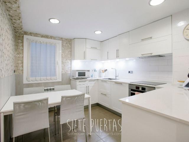 Piso en venta en Oñati. Vivienda en el centro de Oñati, en Kalebarria. 4 habitaciones exteriores con acceso a terraza balcón, dos baños completos, ascenso. Pisos.