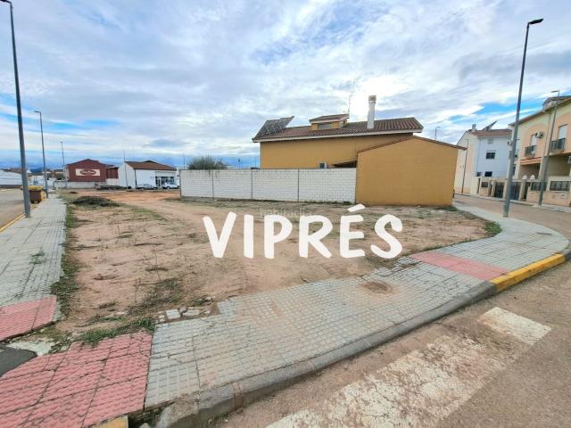 Piso en venta en Guareña. Se vende una estupenda parcela urbana cerca del Centro de Salud y la estación de autobuses, en Guareña, parcela esquinera de 313m2. Pisos.