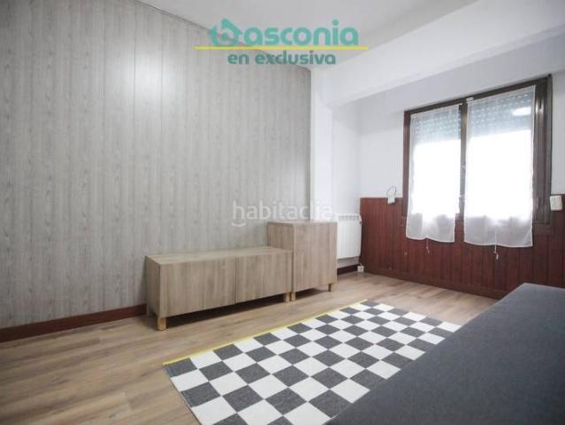 Piso en venta en Galdakao. Inmobiliaria Basconia gestiona la venta de vivienda en Aperribai con tres dormitorios. Pisos.