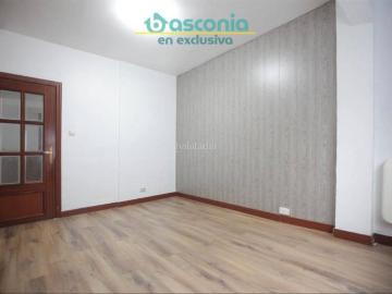 Piso en venta en Galdakao. Inmobiliaria Basconia gestiona la venta de vivienda en Aperribai con tres dormitorios. Pisos.