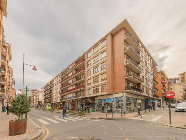 Piso en venta en Galdakao. INMOBILIARIA CAMPUZANO VENDE en exclusiva magnífico piso en el centro de Galdakao. Pisos.