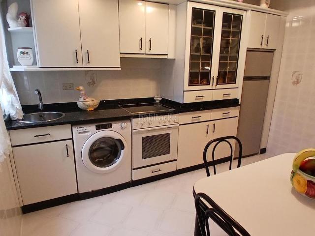 Piso en venta en Galdakao. Piso Céntrico De 3 Habitaciones Con Camarote. Pisos.