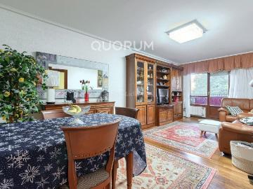 Piso en venta en Galdakao. Piso Amplio Totalmente Exterior De 3 Dormitorios y 2 Baños Con Ascensor Cota 0, Garaje y Trastero Incluidos en Aperribai. Pisos.