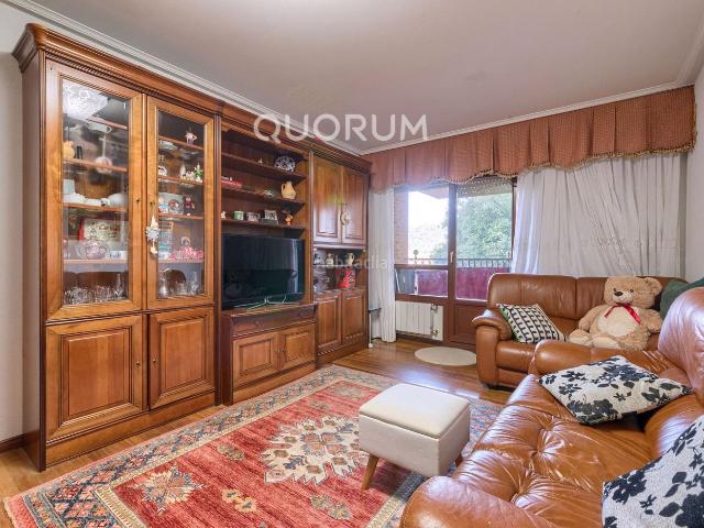Piso en venta en Galdakao. Piso Amplio Totalmente Exterior De 3 Dormitorios y 2 Baños Con Ascensor Cota 0, Garaje y Trastero Incluidos en Aperribai. Pisos.