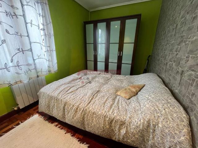 Piso en venta en Galdakao. Piso de 80 metros totalmente exterior en Galdakao Aperribay. 3 habitaciones, salón comedor, cocina, baño, despensa. Pisos.