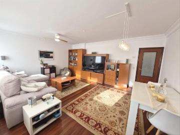 Piso en venta en Galdakao. PISO MUY AMPLIO Y LUMINOSO DE 3 DORMITORIOS Y 2 BAÑOS EN EL CENTRO DEL PUEBLO CON PARCELA DE GARAJE Y TRASTERO DE ACCESO DIRECTO. Pisos.