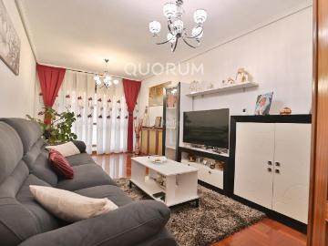 Piso en venta en Galdakao. Pisazo Para Entrar A Vivir Con Ascensor A Cota 0 De 2 Habitaciones En Zabalgane. Pisos.