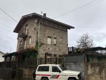 Piso en venta en Galdakao. Se vende casa de tres alturas de 180 m2 en total, con un terreno de 700m2 con parcela de garaje, terraza y balcon. Pisos.