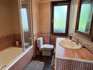 Piso en venta en Galdakao. Se vende piso de 70 metros útiles en Aperribay Galdakao. Totalmente exterior. Ascensor. Hormigón. Junto al Metro. Pisos.
