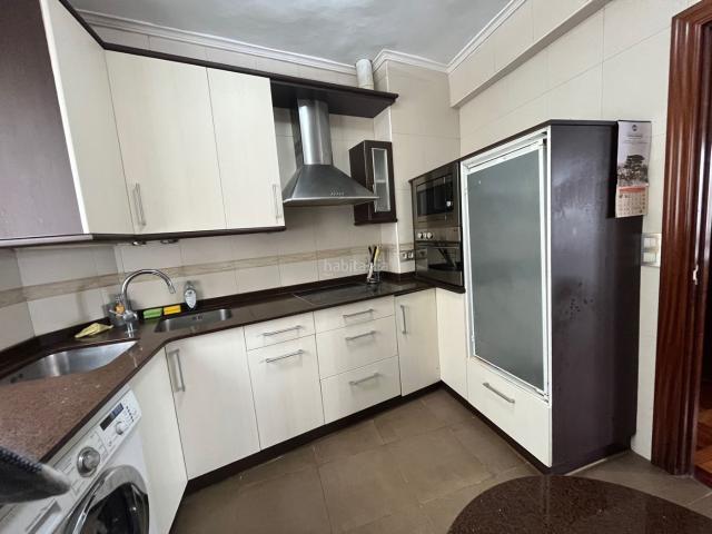 Piso en venta en Galdakao. Se vende piso de 70 metros útiles en Aperribay Galdakao. Totalmente exterior. Ascensor. Hormigón. Junto al Metro. Pisos.