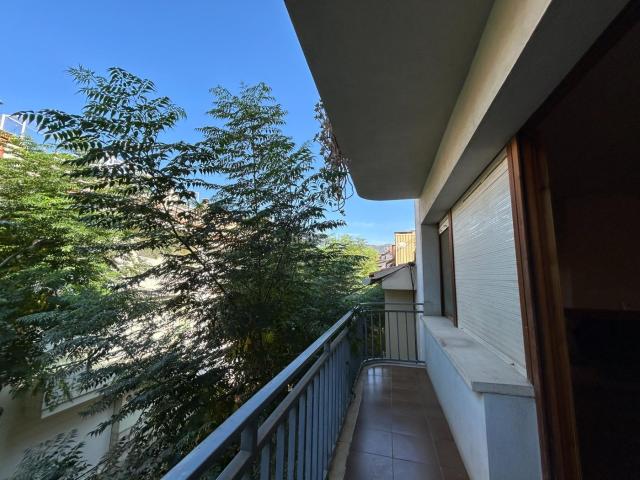 Piso en venta en Garriga La, Nord Oest Can Noguera. Piso en venta en La Garriga de 260 m2 con patio privado, garaje para 3 coches, trastero y oficina. Pisos Garriga.