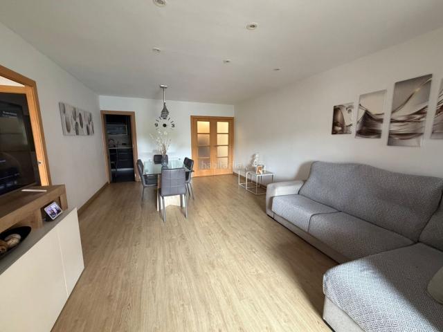 Piso en venta en Gavà, Centre Estació. Amplio piso reformado de 4 dormitorios en Plaza Cataluña, Gavà Presentamos esta magnífica vivienda situada en una de las zonas más. Pisos.