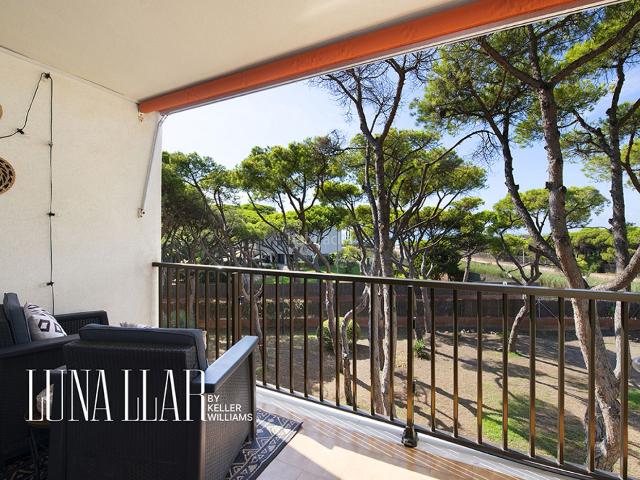 Piso en venta en Gavà, Gava Mar. PISO EN PRIMERA LÍNEA DE MAR EN GAVÀ MAR PINE BEACH LICENCIA TURÍSTICA TERRAZA CON VISTAS AL MAR PARKING Y TRASTERO. Pisos.