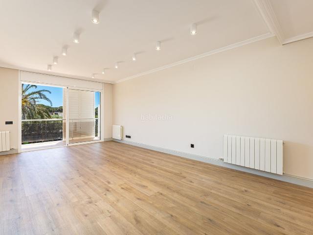 Piso en venta en Gavà, Gava Mar. Exclusivo piso reformado en Gavà Mar con gran terraza y piscina. Pisos.