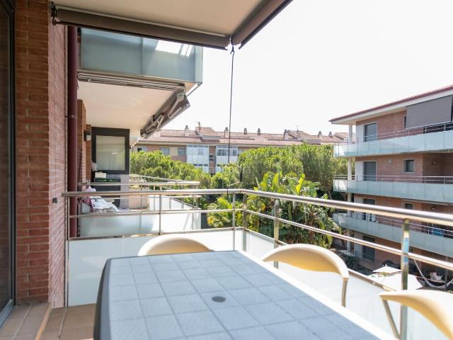 Piso en venta en Gavà, Gava Mar. Vivienda con terraza, vistas a piscina y confort premium en Gavà. Pisos.