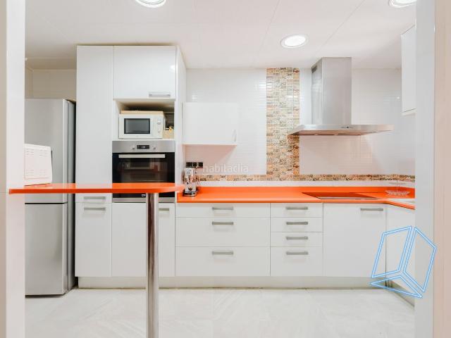 Piso en venta en Gavà, Passeig Maragall. La Casa Agency presenta piso con gran terraza en pleno centro de Gavà. Pisos.