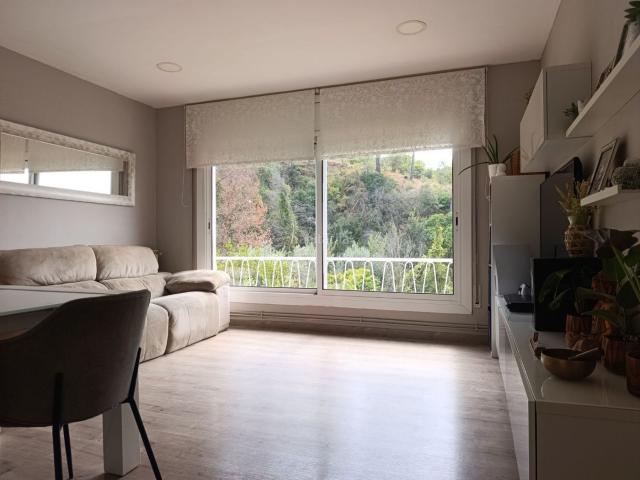 Piso en venta en Gelida. Un hogar reformado, luminoso y con entrada independiente, donde la tranquilidad y las vistas forman parte del día a día. Pisos.