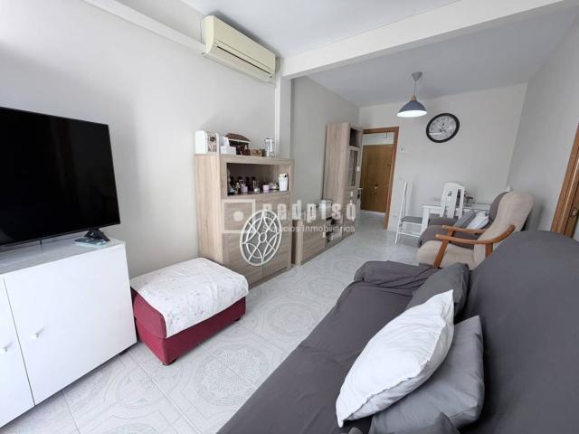 Piso en venta en Getafe, La Alhóndiga. Piso en una cuarta planta sin ascensor. Dispone de 3 dormitorios, salón con terraza abierta, cocina completa y baño con bañera. Pisos.