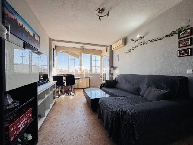 Piso en venta en Getafe, La Alhóndiga. Piso para entrar a vivir en quinta planta sin ascensor, 2 dormitorios, salón comedor con AA, baño completo con bañera. Pisos.